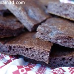 Una focaccia nera speciale con la farina di riso Venere